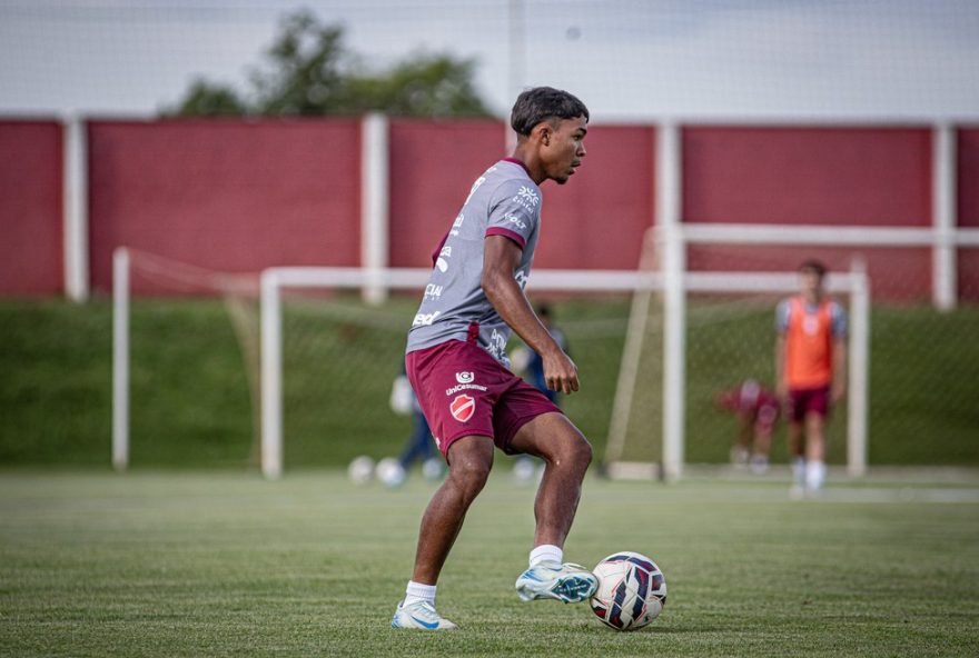 atacante-acusado-de-agredir-mulher-no-rj-inicia-pre-temporada-no-vila-nova