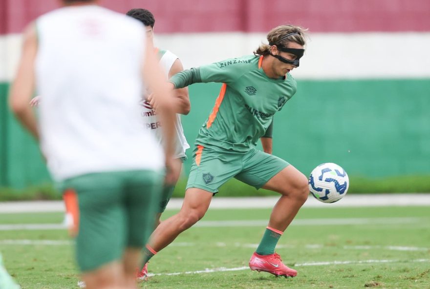 atacante-canobbio-do-fluminense-treina-com-mascara-apos-cirurgia-facial