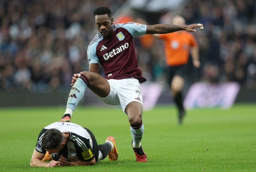 atacante-do-aston-villa-e-expulso-por-pisar-em-zagueiro-do-newcastle3A-lance-polemico-no-jogo