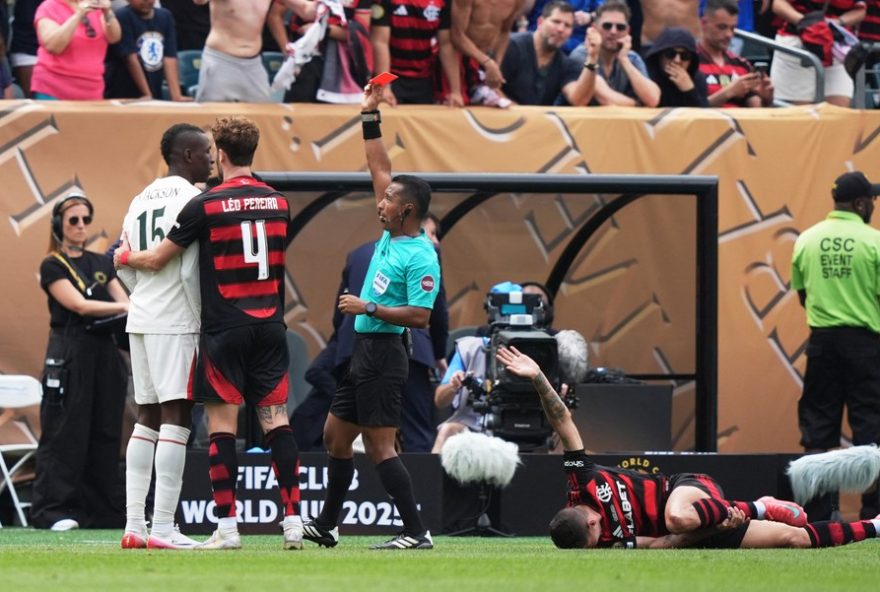 atacante-do-chelsea-pega-suspensao-em-jogo-contra-flamengo-na-copa-de-clubes