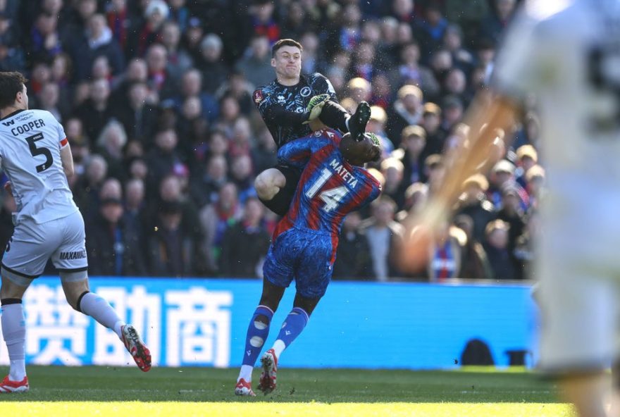 atacante-do-crystal-palace-deixa-estadio-de-maca-apos-chute-na-cabeca3A-imagens-fortes-e-atualizacoes-de-saude