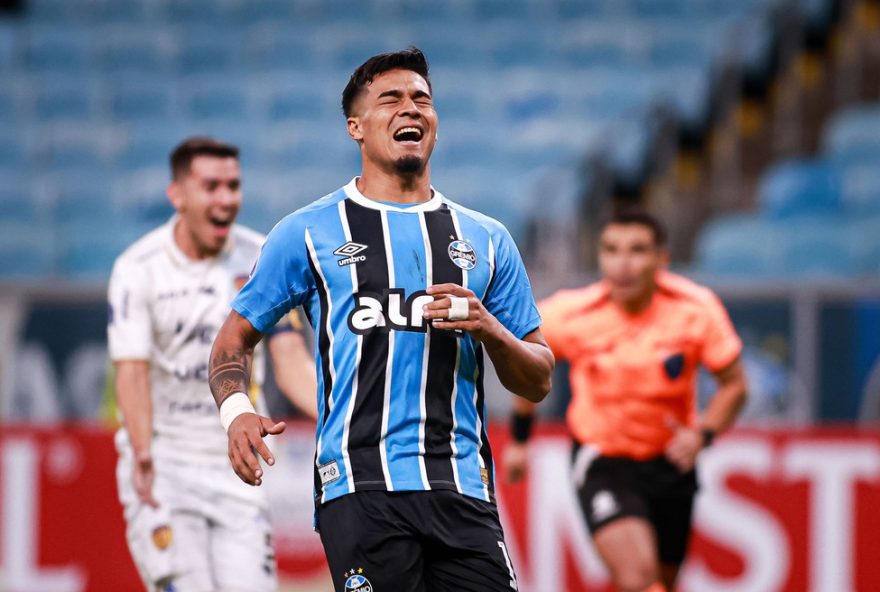 atacante-do-gremio2C-arezo-perde-penalti-em-duelo-da-sul-americana-contra-luqueno