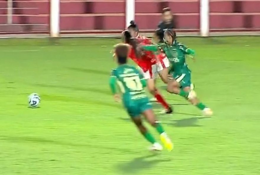 atacante-expulsa-por-puxar-cabelo-de-rival-em-final-da-serie-a3-do-brasileiro-feminino