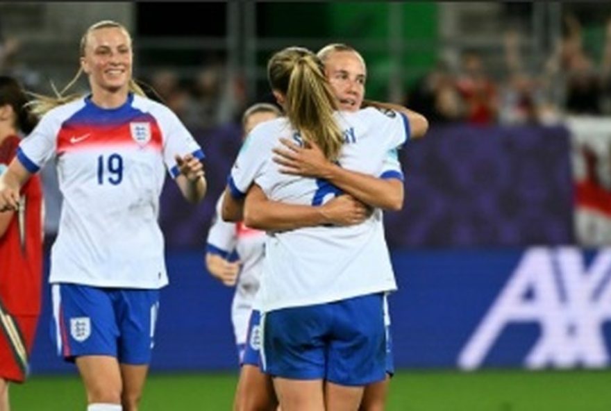 atacante-inglesa-tatua-colega-de-selecao-com-titulos-de-20253A-confira-a-historia-de-georgia-stanway-e-beth-mead