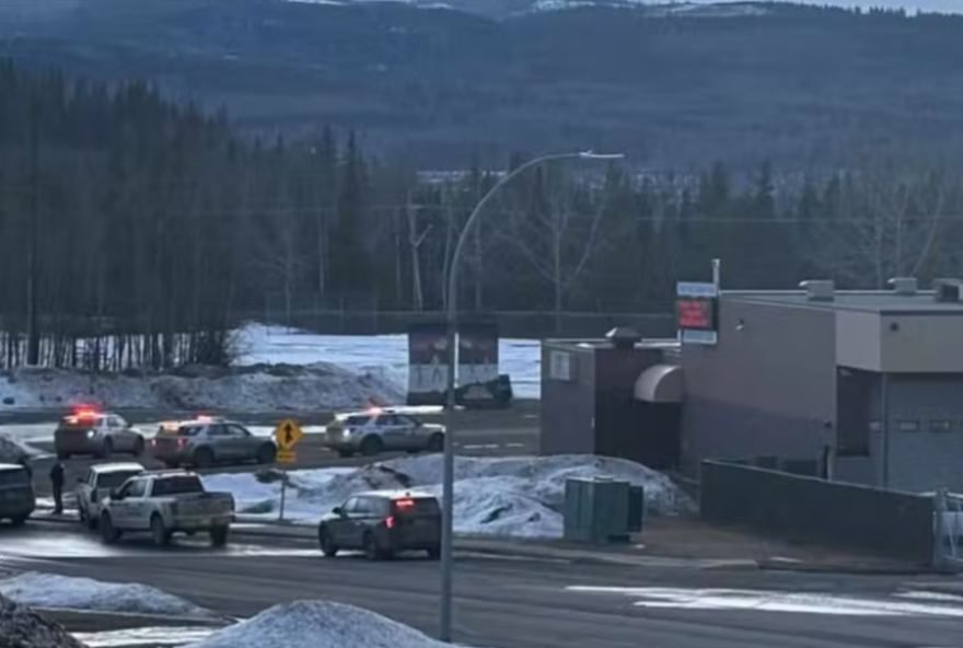 ataque-a-tiros-deixa-10-mortos-em-escola-de-tumbler-ridge2C-canada ataque-a-tiros-deixa-10-mortos-em-escola-de-tumbler-ridge2C-canada