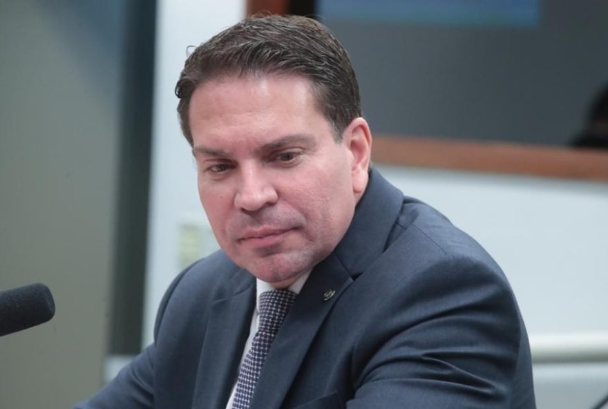 ataque-de-alexandre-ramagem-a-hugo-motta-apos-cassacao ataque-de-alexandre-ramagem-a-hugo-motta-apos-cassacao