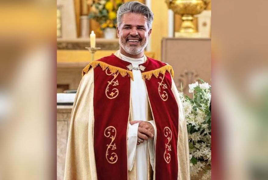 Padre afastado por vazamento de fotos íntimas