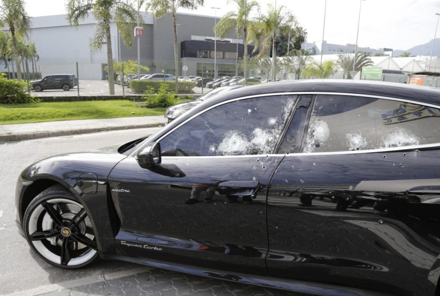 atentado-a-tiros-contra-bicheiro-vinicius-drumond-e-seu-porsche-taycan-turbo-blindado3A-trama-envolvendo-disputa-pelo-controle-do-jogo-do-bicho-no-rio-de-janeiro