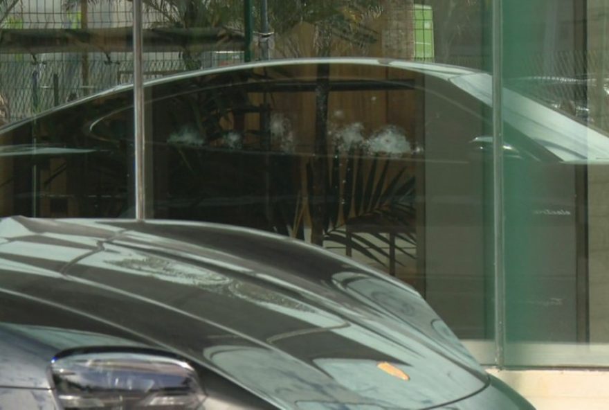 atentado-a-tiros3A-imagens-mostram-porsche-de-vinicius-drumond-crivado-de-balas
