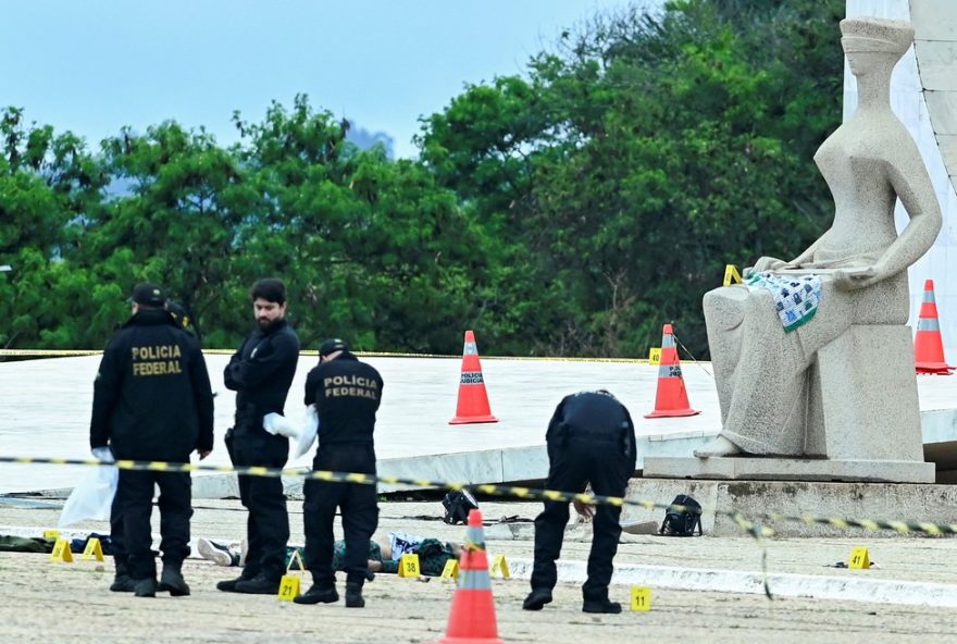 atentado-em-brasilia3A-corpo-de-autor-e-retirado-da-pf-pela-familia-quase-um-mes-apos-explosoes