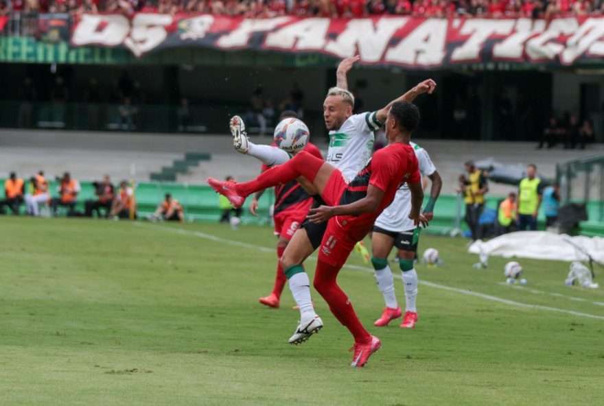 athletiba-20253A-empate-em-0-a-0-entre-coritiba-e-athletico-sob-chuva-forte