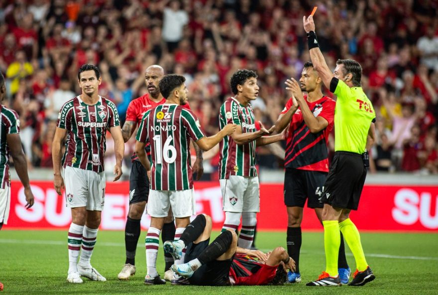 athletico-x-fluminense3A-expulsoes-e-objetos-em-campo-no-empate-emocionante