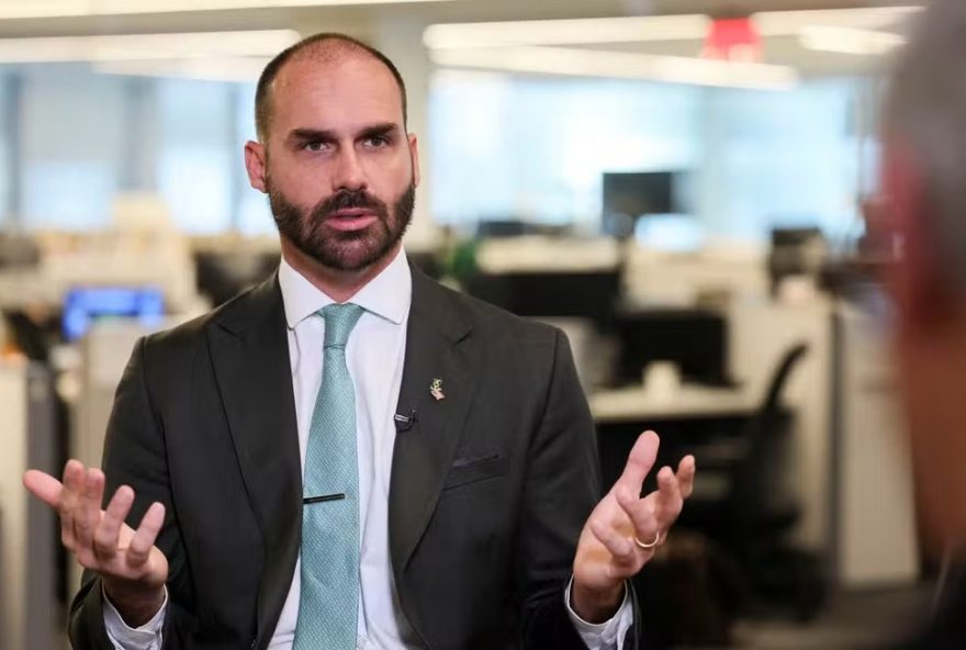 ativista-contesta-narrativa-de-eduardo-bolsonaro-sobre-cassacao ativista-contesta-narrativa-de-eduardo-bolsonaro-sobre-cassacao