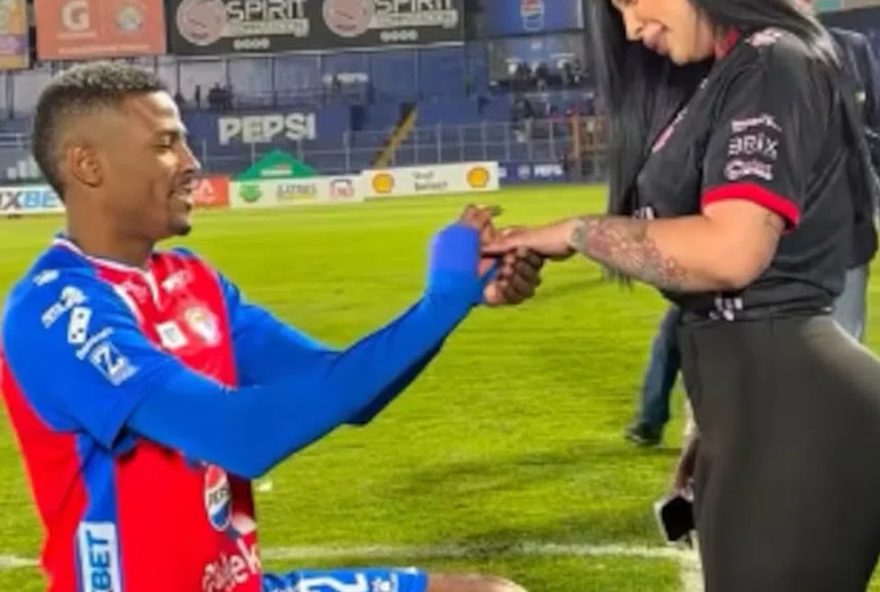 atleta-do-club-xelaju-pede-namorada-em-casamento-no-estadio2C-mas-noivado-termina-rapidamente3A-confira-os-detalhes atleta-do-club-xelaju-pede-namorada-em-casamento-no-estadio2C-mas-noivado-termina-rapidamente3A-confira-os-detalhes