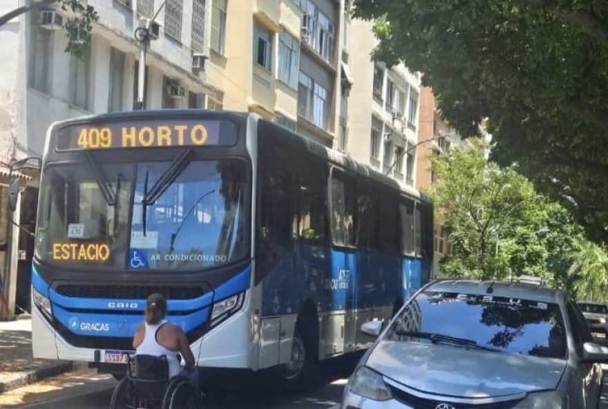 atleta-paralimpica-bloqueia-onibus-por-falta-de-acessibilidade-protesto-no-centro-do-rio atleta-paralimpica-bloqueia-onibus-por-falta-de-acessibilidade-protesto-no-centro-do-rio
