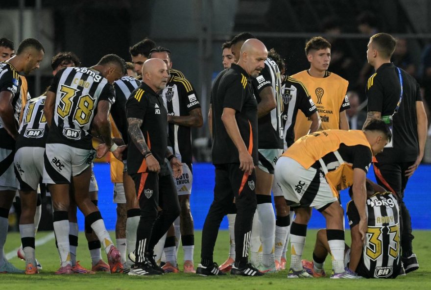 atletas-do-atletico-mg-discutem-com-torcedor-durante-penalidades3A-veja-video0A atletas-do-atletico-mg-discutem-com-torcedor-durante-penalidades3A-veja-video0A