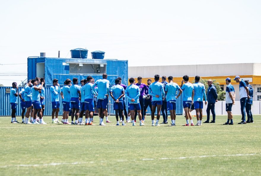 atletas-do-avai-protestam-por-salarios-atrasados-antes-de-confronto-contra-o-remo