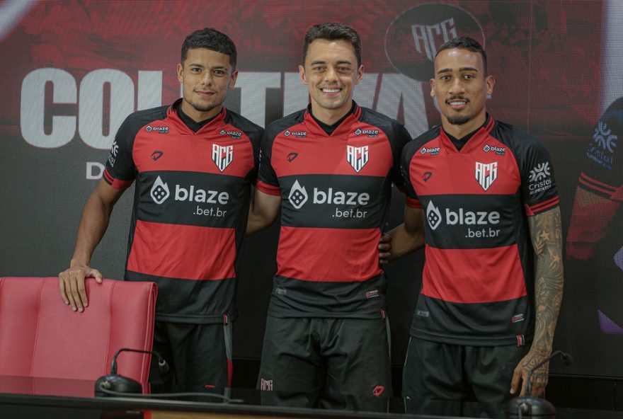 atletico-go-apresenta-matheus-ribeiro2C-guilherme-lopes-e-vitinho-como-reforcos-para-laterais-e-ataque-em-2026 atletico-go-apresenta-matheus-ribeiro2C-guilherme-lopes-e-vitinho-como-reforcos-para-laterais-e-ataque-em-2026