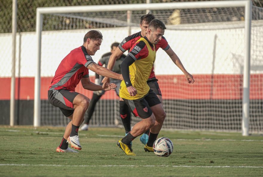 atletico-go-busca-subir-na-tabela-com-vitoria-contra-o-criciuma-na-serie-b