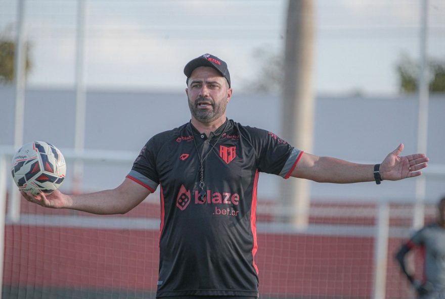 atletico-go-enfrenta-botafogo-sp-em-busca-de-reacao-na-serie-b3A-rafael-lacerda-destaca-a-importancia-de-manter-o-foco-e-superar-pressao-juntos