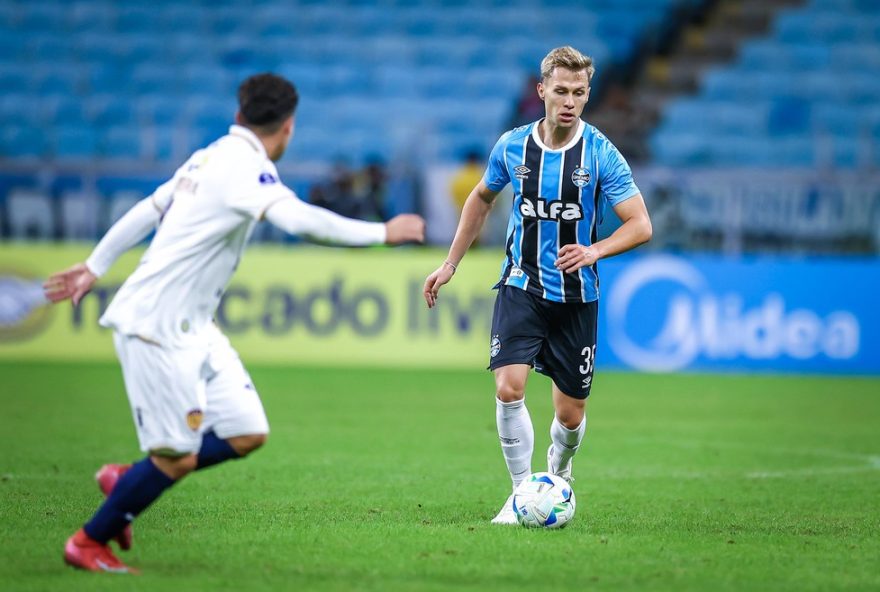 atletico-go-fecha-emprestimo-do-volante-ronald-do-gremio-para-reforcar-meio-campo-na-reta-final-da-serie-b