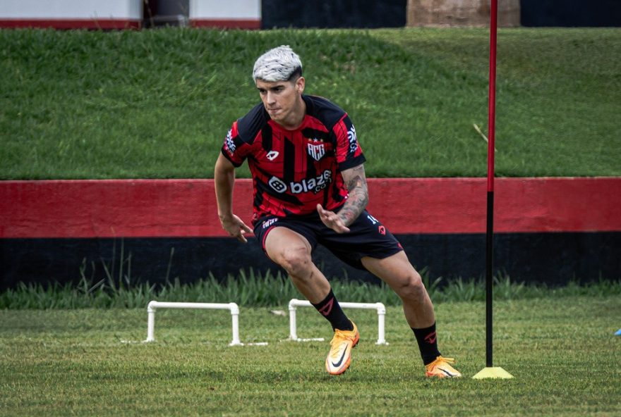atletico-go-rescinde-contrato-com-angelo-araos-apos-serie-de-lesoes-no-joelho