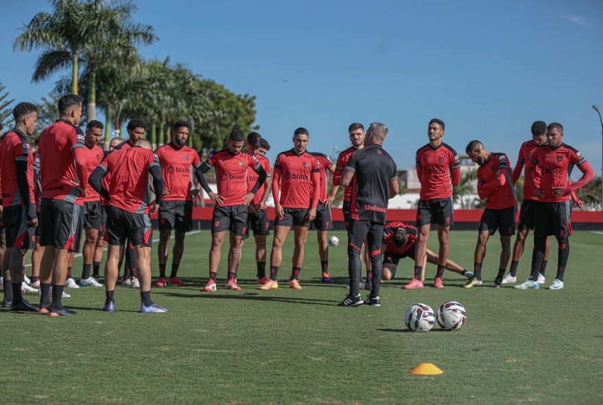 atletico-go-se-aproxima-do-g-4-apos-vitoria-sobre-o-crb3A-rumo-a-serie-a