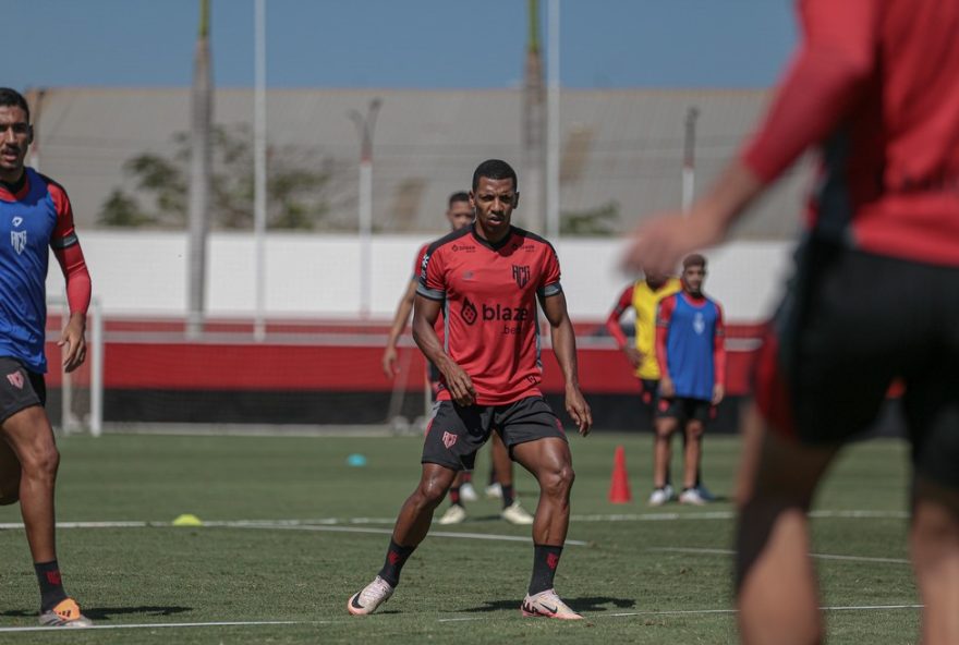 atletico-go-se-prepara-para-desafio-contra-athletico-pr3A-jean-dias-mostra-versatilidade-e-comprometimento-em-confronto-direto