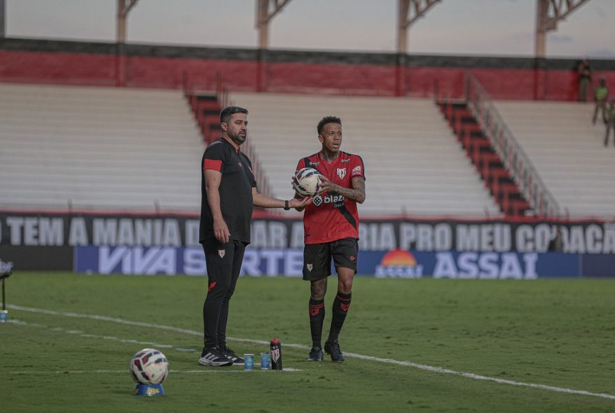 atletico-go-vence-com-autoridade-e-mira-sequencia-positiva-na-serie-b3A-robert-se-destaca-e-tecnico-elogia-estreante-ronald