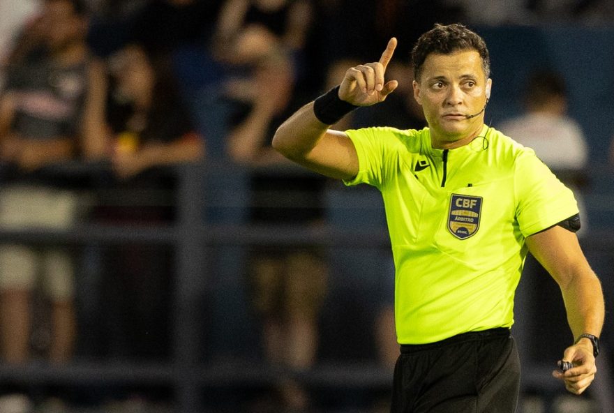 SP - BRAGANCA PAULISTA - 26/10/2025 - BRASILEIRO A 2025, BRAGANTINO X VASCO - O arbitro Savio Pereira Sampaio durante partida entre Bragantino e Vasco no estadio Cicero De Souza Marques pelo campeonato Brasileiro A 2025. Foto: Joisel Amaral/AGIF