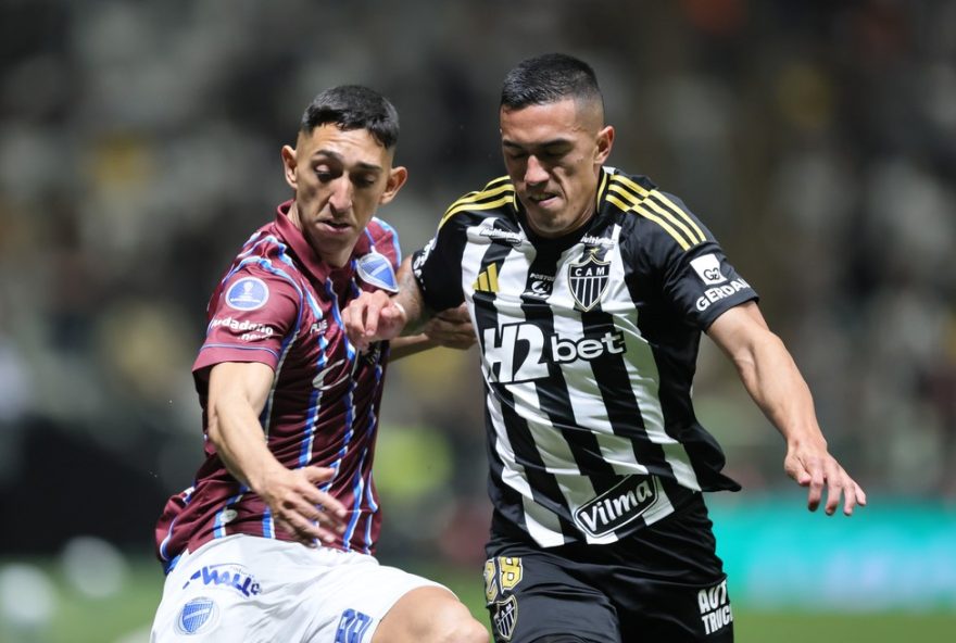 MG - BELO HORIZONTE - 14/08/2025 - COPA SUL-AMERICANA 2025, ATLETICO-MG X GODOY CRUZ - Cuello jogador do Atletico-MG disputa lance com Arce jogador do Godoy Cruz durante partida no estadio Arena MRV pelo campeonato Copa Sul-americana 2025. Foto: Gilson Lobo/AGIF