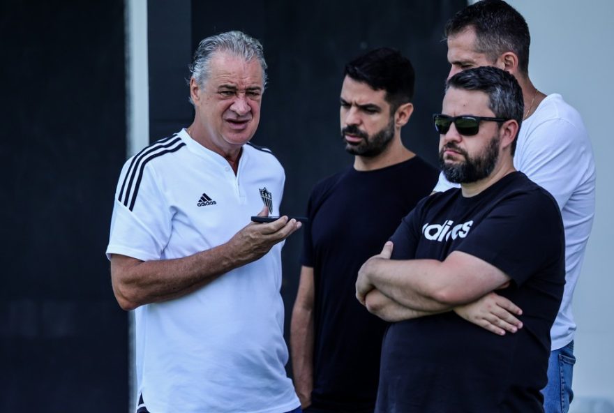 atletico-mg-enfrenta-desafios-na-busca-por-novo-tecnico-apos-20-dias-de-indefinicao.-galo-se-prepara-para-pre-temporada