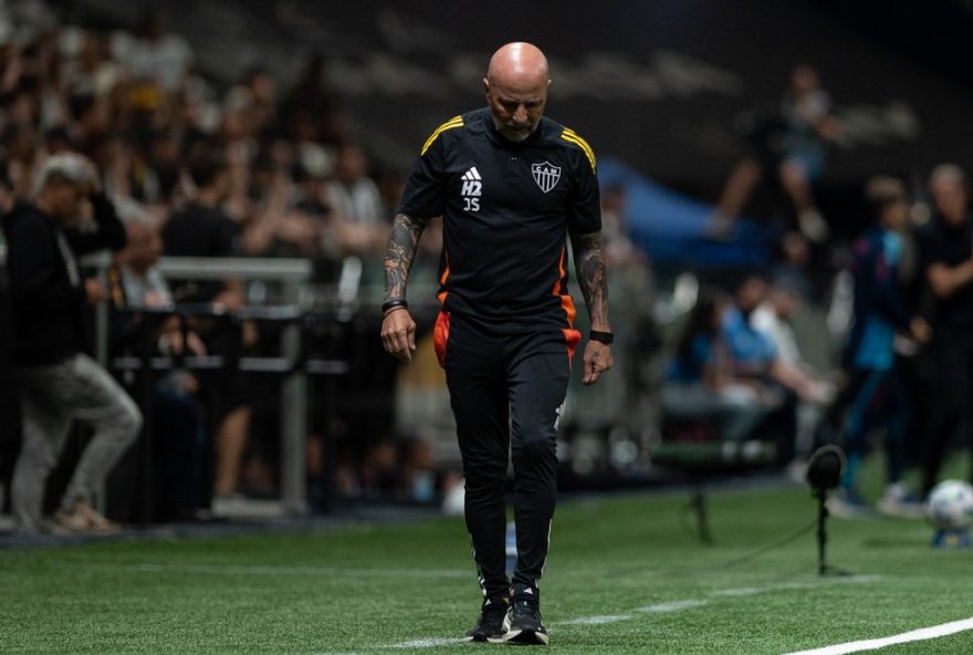 MG - BELO HORIZONTE - 25/11/2025 - BRASILEIRO A 2025, ATLETICO-MG X FLAMENGO - Sampaoli tecnico do Atletico-MG durante partida contra o Flamengo no estadio Arena MRV pelo campeonato Brasileiro A 2025. Foto: Alessandra Torres/AGIF