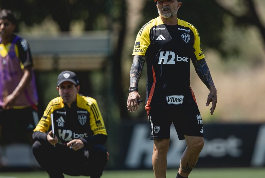 atletico-mg-pode-ter-novidade-na-defesa-contra-o-santos3A-ausencia-de-junior-alonso.-confira-as-possiveis-mudancas-e-a-escalacao-do-galo