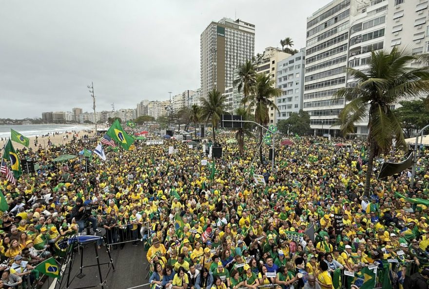 ato-bolsonarista-em-copacabana-com-bandeiras-dos-eua-e-faixas-contra-stf