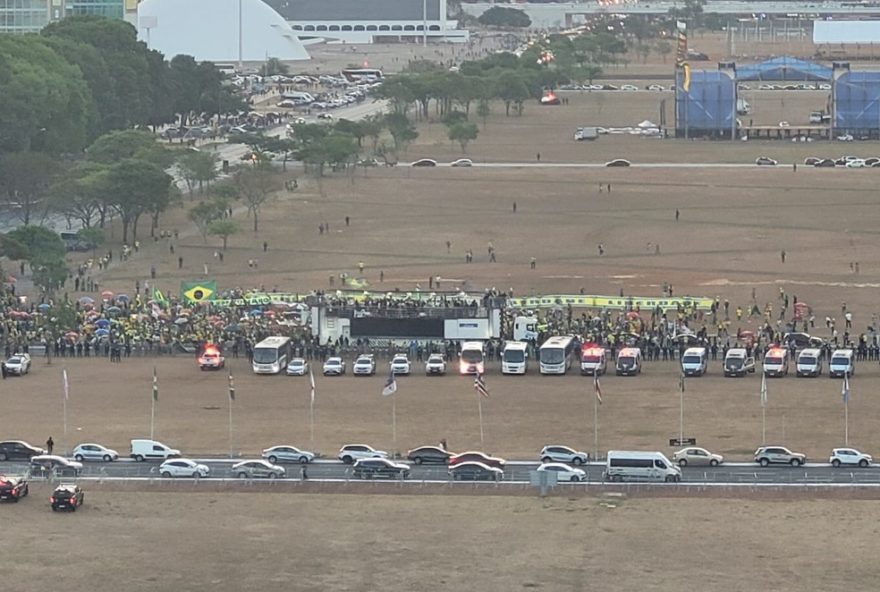ato-de-apoiadores-de-bolsonaro-na-esplanada-dos-ministerios-pede-anistia-aos-presos-de-janeiro3A-debate-sobre-alcance-do-perdao-em-brasilia