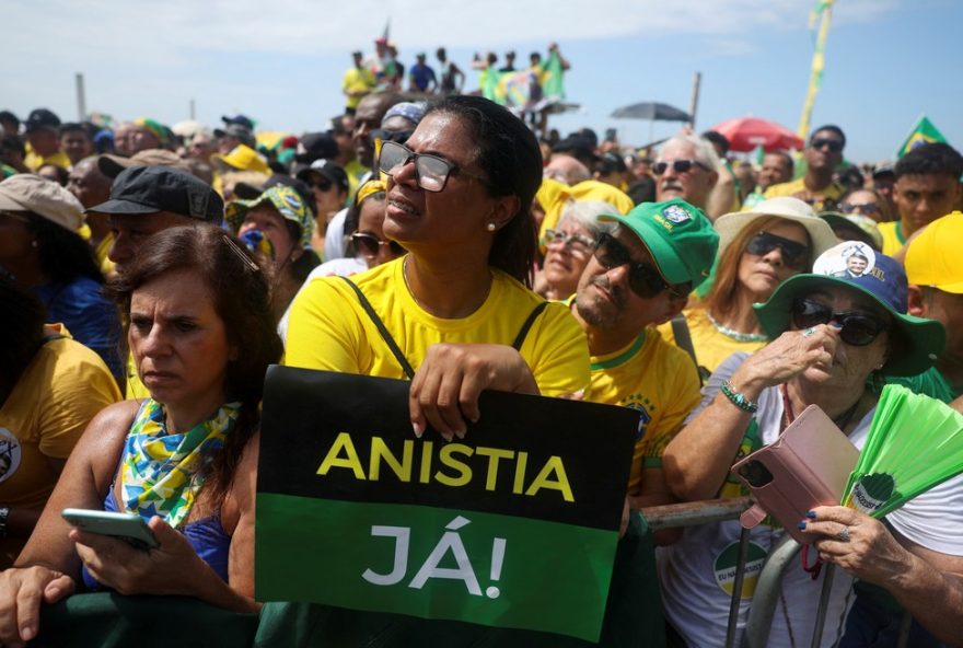 ato-de-bolsonaro-em-copacabana3A-apenas-18-mil-presentes-mostram-que-anistia-nao-e-pauta-das-ruas