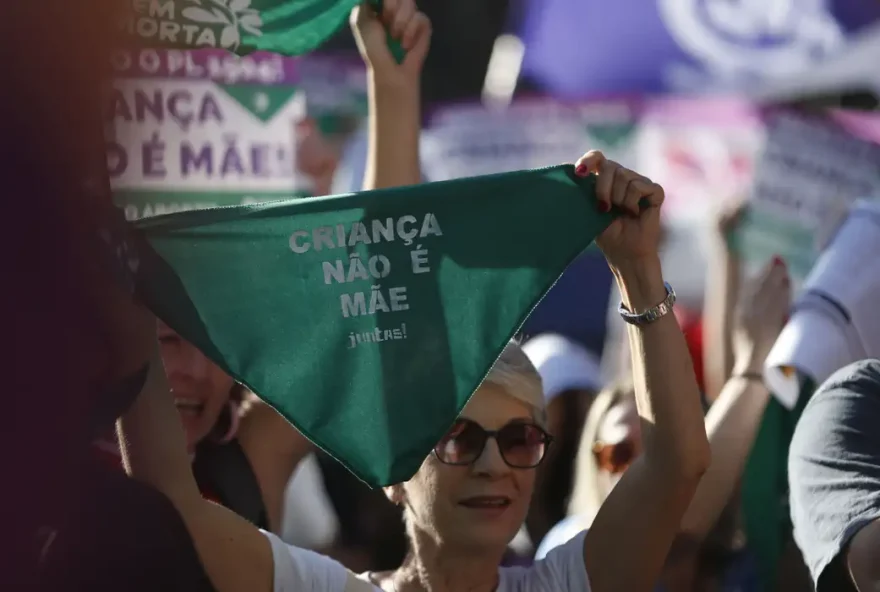 Mulheres pedem que proposta não seja votada na Câmara. (Foto: Paulo Pinto/Agência Brasil)