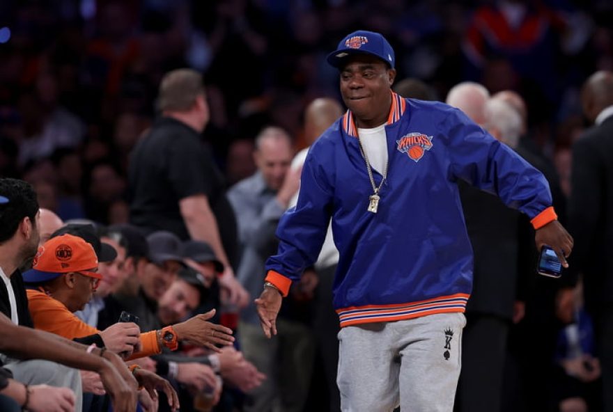 ator-tracy-morgan-vomita-em-jogo-da-nba-e-deixa-partida-de-cadeira-de-rodas