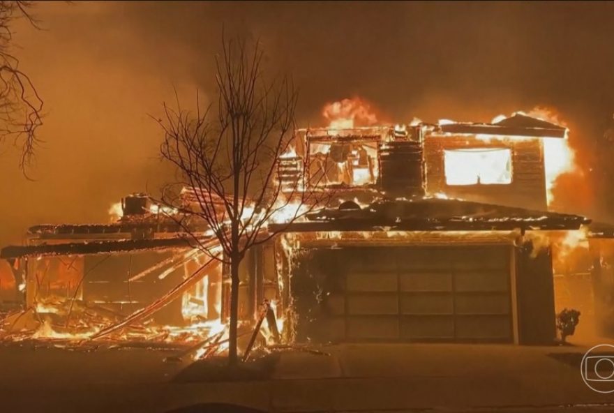 atriz-brasileira-relata-cenario-pos-apocaliptico-em-los-angeles-durante-incendios3A-casas-evacuadas2C-vento-forte-e-fumaca-densa