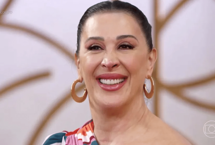 atriz-claudia-raia-machuca-o-tornozelo-e-suspende-apresentacoes