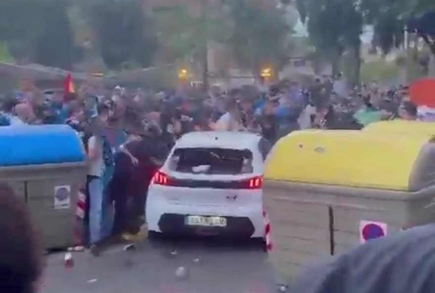 atropelamento-de-torcedores-marca-confronto-entre-espanyol-e-barcelona3A-incidente-causa-tumulto-nos-arredores-do-estadio