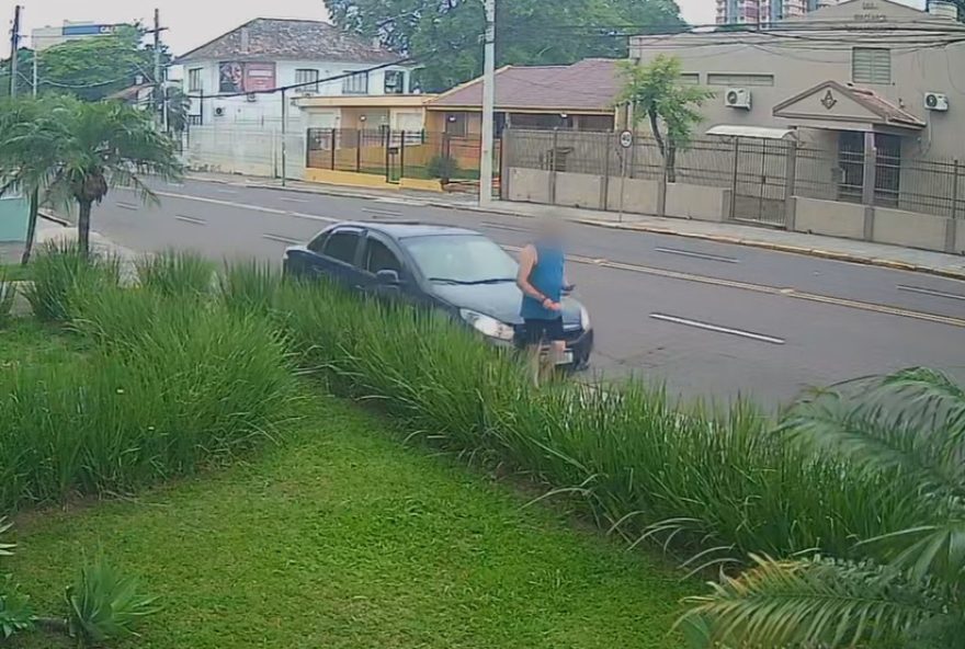 atropelamento-em-santa-maria3A-motorista-sem-cnh-invade-calcada-e-atropela-homem-passeando-com-cachorro-no-rs atropelamento-em-santa-maria3A-motorista-sem-cnh-invade-calcada-e-atropela-homem-passeando-com-cachorro-no-rs