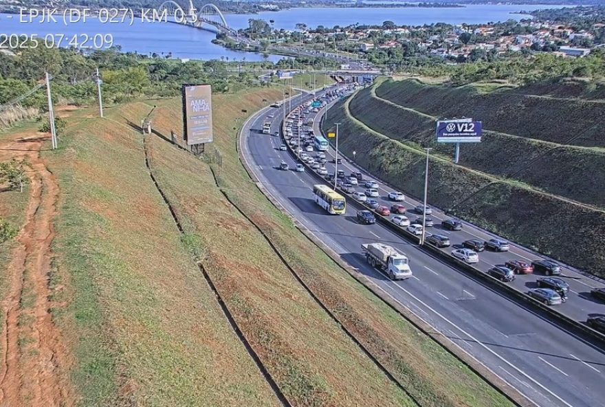 atropelamento-proximo-a-ponte-jk-causa-congestionamento-em-brasilia