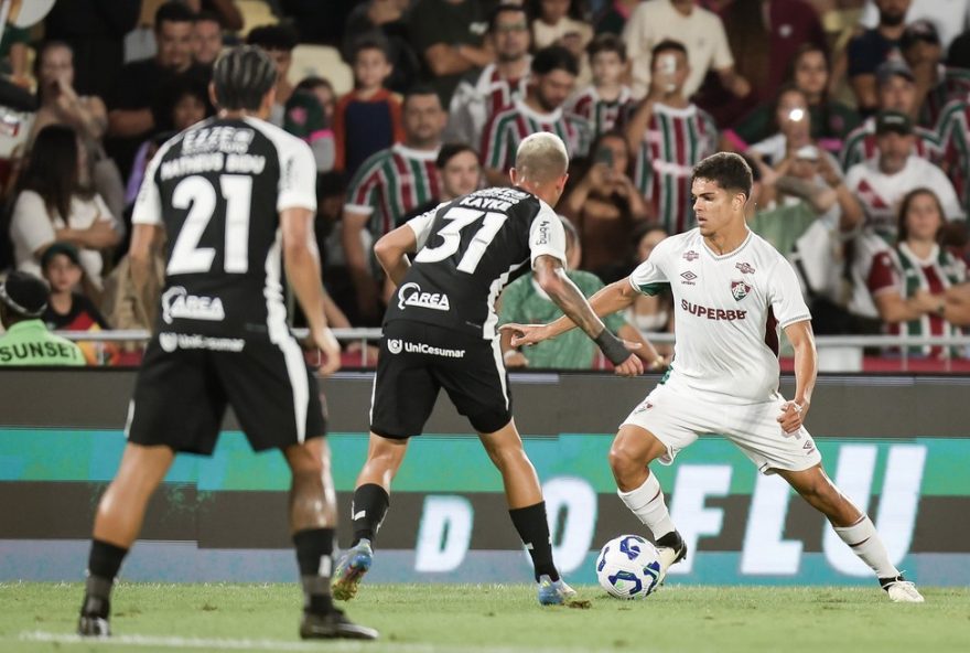 atuacao-de-destaque-de-julio-fidelis-abre-margem-para-decisoes-no-fluminense3A-futuro-da-lateral-em-foco