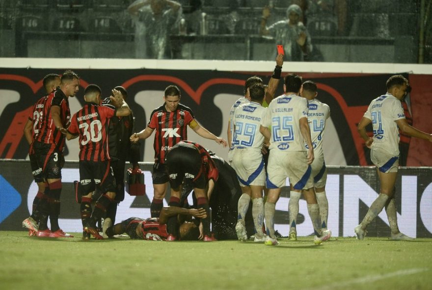atuacao-do-cruzeiro-em-campo-encharcado-contra-o-vitoria3A-analise-dos-jogadores-e-desafios-enfrentados.-veja