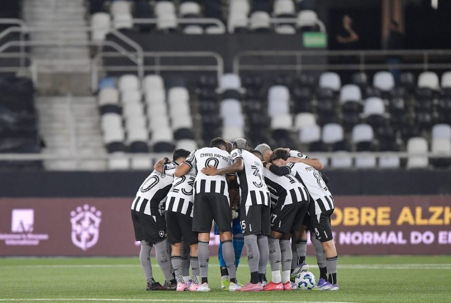 RJ - RIO DE JANEIRO - 17/09/2025 - BRASILEIRO A 2025, BOTAFOGO X MIRASSOL - Jogadores do Botafogo antes na partida contra Mirassol no estadio Engenhao pelo campeonato Brasileiro A 2025. Foto: Thiago Ribeiro/AGIF
