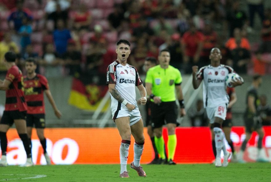 atuacoes-de-bruno-henrique-e-luiz-araujo-em-goleada-do-flamengo3A-confira-as-notas-dos-jogadores PE - SAO LOURENCO DA MATA - 15/11/2025 - BRASILEIRO A 2025, SPORT X FLAMENGO - Luiz Araujo jogador do Flamengo comemora seu gol durante a partida contra o Sport na Arena de Pernambuco, pelo Campeonato Brasileiro A 2025. Foto: Marlon Costa/AGIF