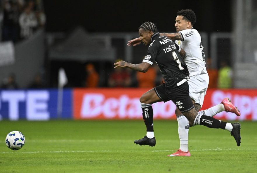 DF - BRASILIA - 12/07/2025 - BRASILEIRO A 2025, VASCO X BOTAFOGO - Tche Tche jogador do Vasco durante partida contra o Botafogo no estadio Mane Garrincha pelo campeonato Brasileiro A 2025. Foto: Mateus Bonomi/AGIF