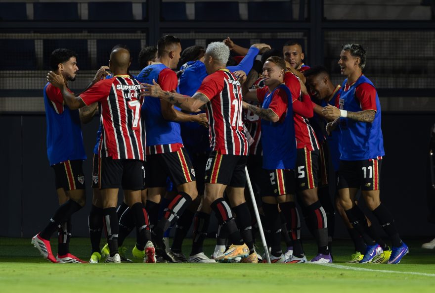 atuacoes-sao-paulo-x-bragantino3A-calleri-decide-e-mantem-lideranca SP - BRAGANCA PAULISTA - 15/03/2026 - BRASILEIRO A 2026, BRAGANTINO X SAO PAULO - SABINO jogador do Sao Paulo comemora seu gol com jogador da sua equipe durante partida contra o Bragantino no estadio Cicero De Souza Marques pelo campeonato Brasileiro A 2026. Foto: Joisel Amaral/AGIF
